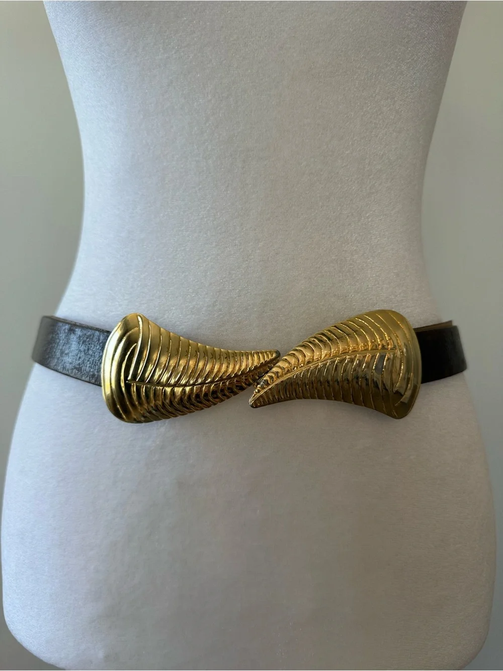 Vintage Women’s 80’s Leather Belt With Gold Leaf Clasp Buckle Retro